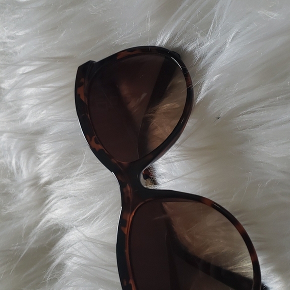 Studio M by Max Studio Sunglasses - Picture 2 of 3